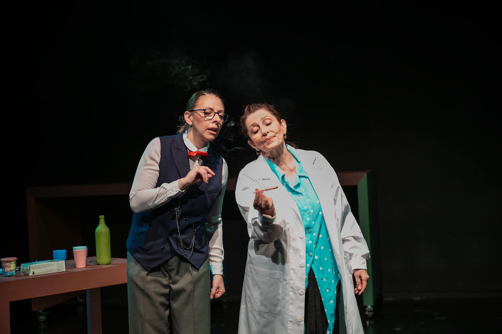 Στιγμή από την παράσταση «Τα ανυπεράσπιστα πλάσματα του Τσέχωφ» — attrACT (5)